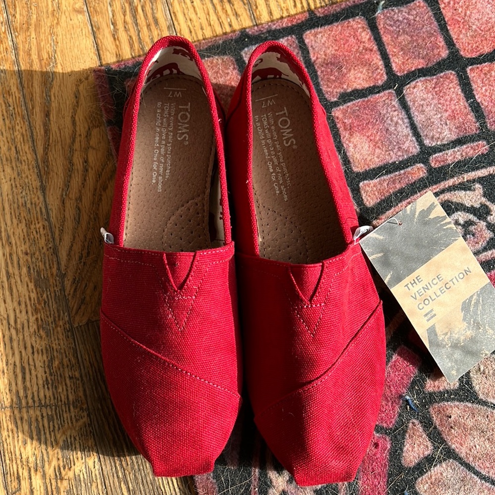 Toms women’s size 7 slip-on shoes